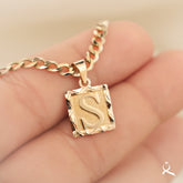 Dije placa con inicial personalizado