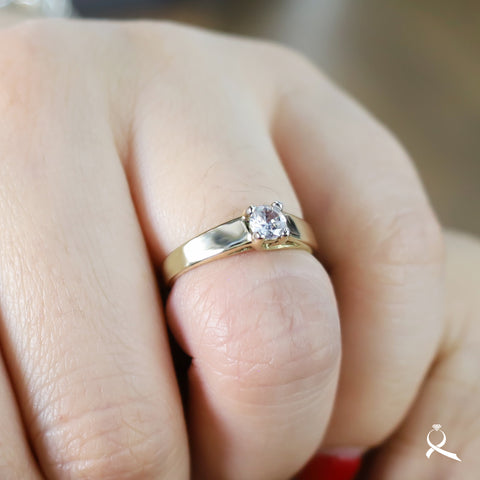 Anillo de compromiso en oro 10K con circonia