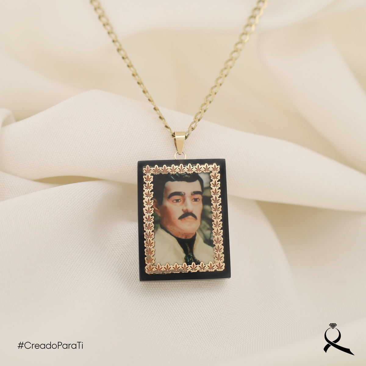 Dije con imagen personalizado en resina con bisel grabado