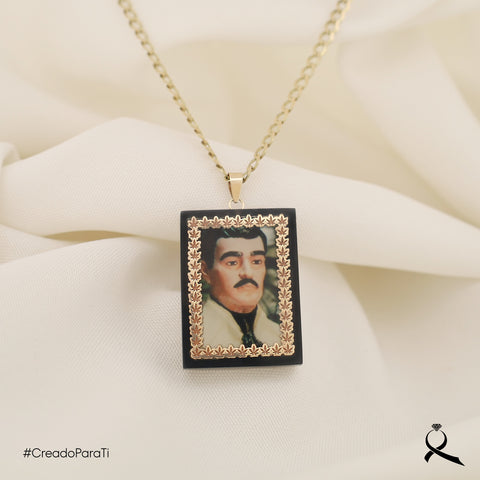 Dije con imagen personalizado en resina con bisel grabado
